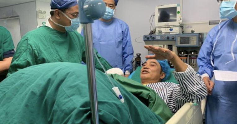 视频｜任达华手术成功，现场比手势
