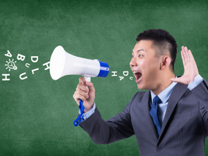 人民日报钟声：没有可以对中国人民颐指气使的教师爷