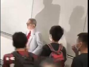 央视评论：愤怒！围攻一位老者，是彻头彻尾地在寻衅滋事