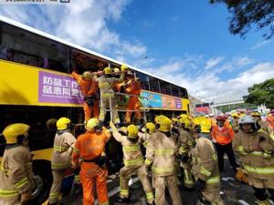 香港新界大榄隧道外两辆巴士相撞  77人受伤