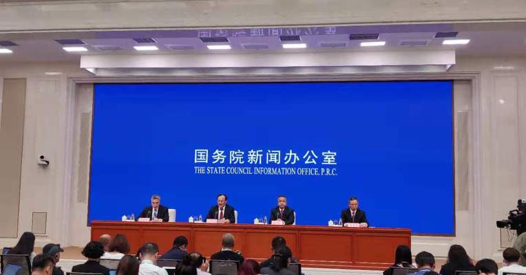 新疆维吾尔自治区主席：新疆地区经济总量66年增长200倍  经济发展取得了历史性成就 