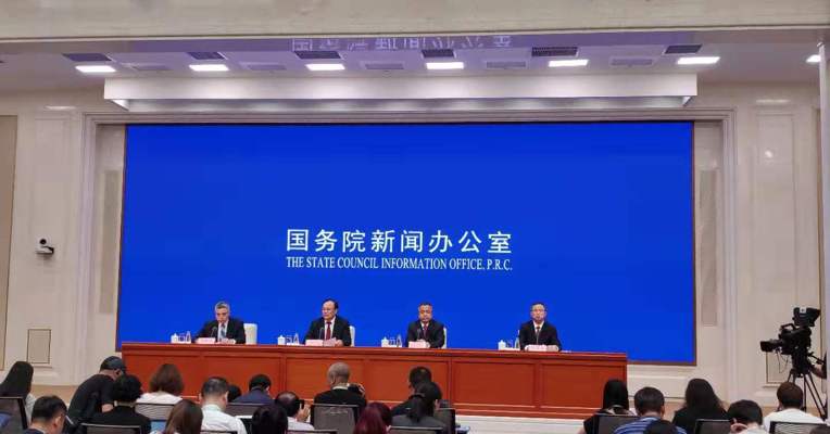 新疆维吾尔自治区常务副主席：坚持公路铁路航空并举，推动基础设施互联互通