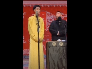 德云社又出事了，演员忙收礼怼观众！网友：都是女粉丝惯出来的
