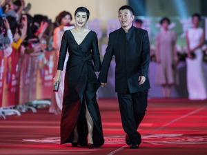 明星证券化不灵了，A股“梦碎”不满一年，蒋雯丽家族悉数抛弃首映时代