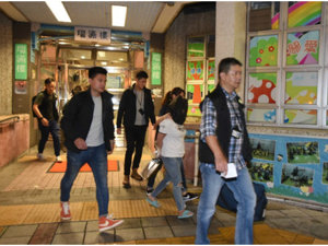 港媒：香港一家三口涉嫌制造烟雾弹，被警方带走调查