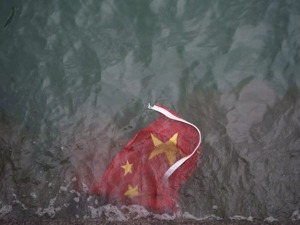 是可忍孰不可忍！旺角游行暴徒拆下国旗扔入海中！