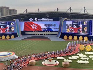 世警会中国香港警队出场获暴风鼓掌 观众高喊“雄起”