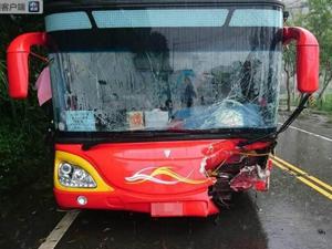 台湾一辆载有大陆游客的游览车发生车祸 11人受伤