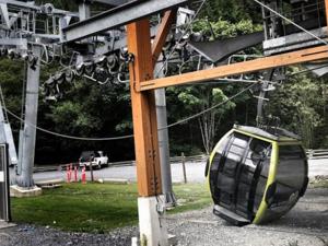 加拿大景区缆车电缆被切断，30多架缆车从高空坠地