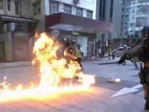 恐怖主义行为！暴徒在香港向警察投掷汽油弹，有警察多处烧伤