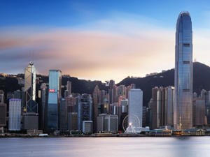 受伤香港警员对暴徒喊话：我们香港警察绝对会果断执法！