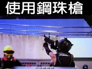 香港示威女子被“猪队友”击中眼睛视力受损 反污警方