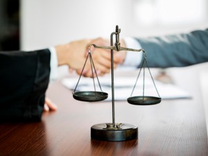 骑共享单车闯红灯上“失信黑名单”，要防信用惩戒扩大化