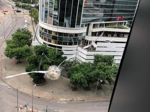 香港立法会玻璃“中弹” 疑遭暴徒弹珠袭击