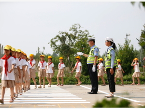 堵学校拉横幅燃鞭炮……多种行为被列入“校闹”，严重的需承担刑事责任