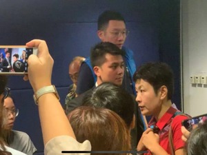 闻所未闻！内地资深女记者在香港警察总部遭港媒围堵欺凌