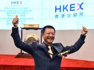 半年时间，吃货出动1亿次，海底捞老板夫妇身家超1200亿元，直逼王健林！