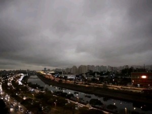 “地球之肺”大火连烧16日，城市白天如黑夜！巴西总统却称“很正常”