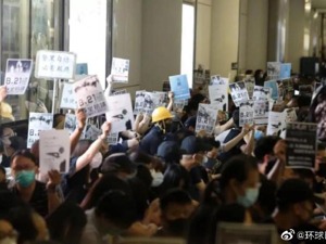 “黑衣暴徒”大闹元朗站，港铁竟安排免费专列“护送”离开，港铁回应