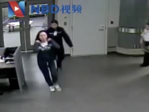 孟晚舟被非法扣留画面公布：遭海关搜查盘问3小时后才见逮捕令