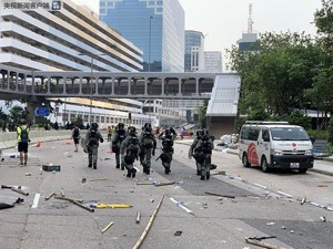 香港观塘地区示威者拆毁九龙湾的智慧灯柱