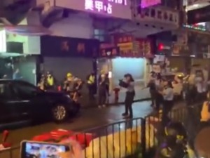 香港警察遭围堵疑似鸣枪示警