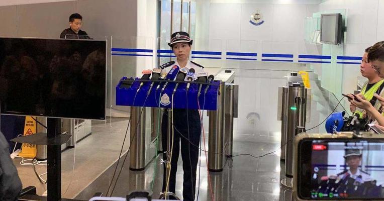 香港警方凌晨1点30分紧急召开记者会 25日共有15名警员受伤