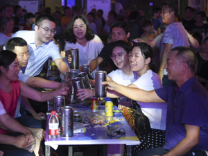 提升商业步行街、鼓励开办“深夜食堂”、释放汽车消费潜力……国务院20项举措再拓消费空间