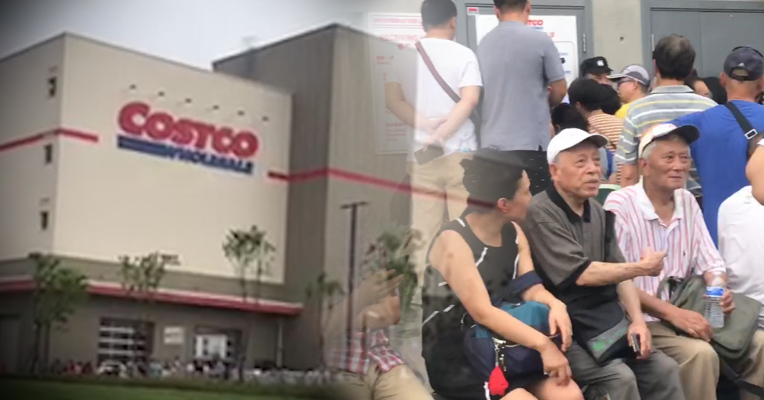 视频 | Costco首店上午开业下午停  消费者聚集后门要求赔偿