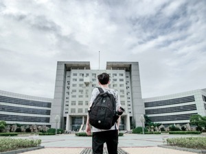 这些985、211高校，正在被城市“拖后腿”