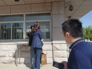 徐翔离婚案现场：应莹脚穿板鞋衣着朴素