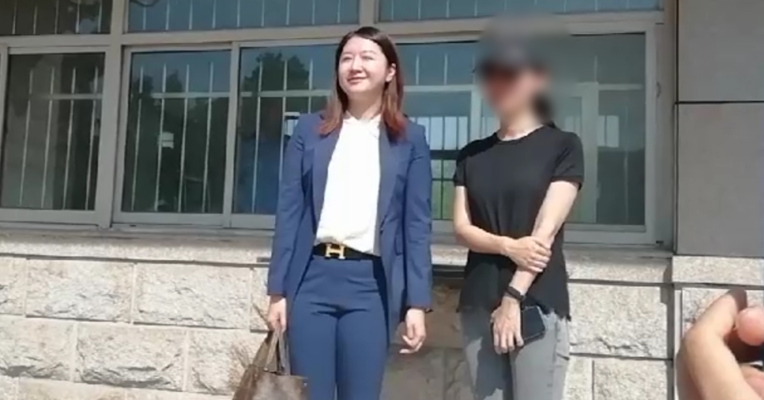 视频丨徐翔离婚案现场：应莹脚穿板鞋衣着朴素