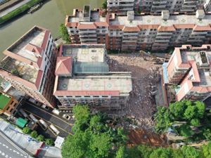 深圳罗湖单身公寓沉降坍塌追踪：事故楼周围多栋楼宇居民被疏散，裕晖大厦快递公司已开始营业