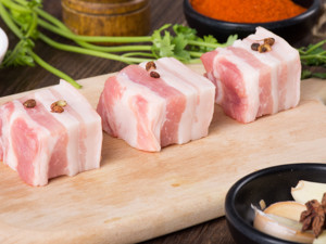 猪肉市场惊现"地产式调控"，降价10%限购1公斤！22股年内暴涨3000亿，猪坚强还能撑多久？