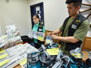 香港警方8月31日在港岛西区拘捕8人，涉嫌藏有攻击性武器