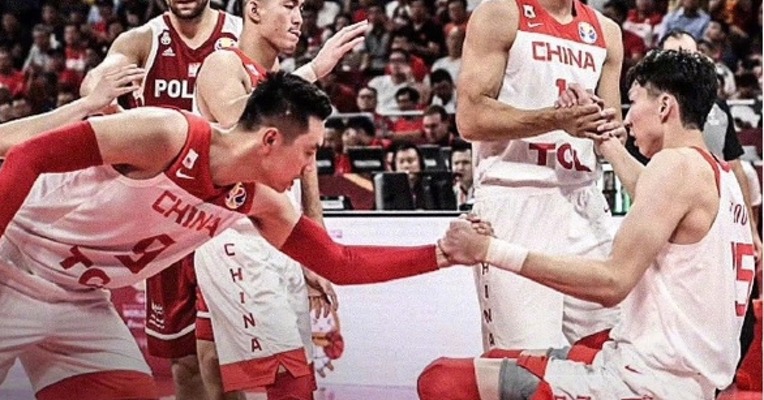 中国男篮队员齐发声：输，一起扛！