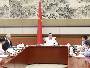 “化身”风投基金、推动经费“包干制”、引导企业增加投入……总理出招，助杰青基金打造“旗舰”聚英才