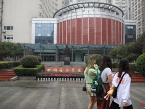 每月2000根本不够？大学生每月生活费多少才够花？