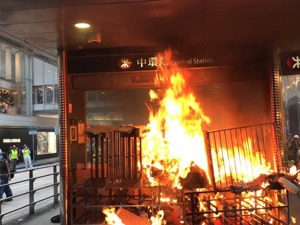 中环站口被暴徒纵火，员工受伤，港铁声明：强烈愤慨、绝不容忍！