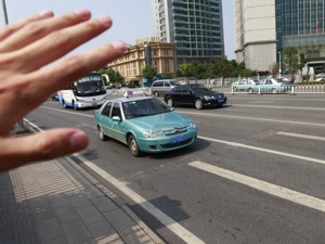 印度女生上海打车，30公里被收750元，黑车司机被罚1万，黄牛被行拘