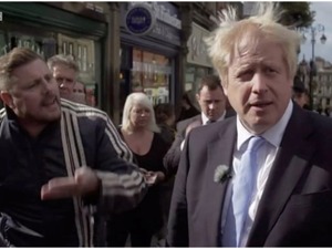 英国首相约翰逊议会“寸步难行”，上街还被人“怼”到结巴