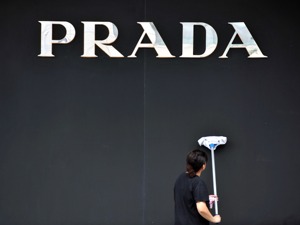 从“女魔头”到蔡徐坤  Prada为重回奢侈品第一梯队干了什么？