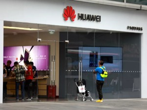华为获胜！美国政府归还扣押两年设备，刚刚中国外交部发声