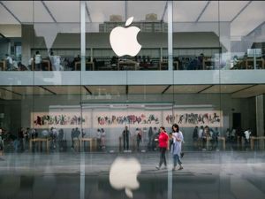 苹果推出iPhone 11系列 跟跑者还是领跑者？