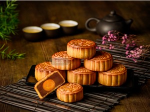 月饼过度包装调查：60多元月饼装礼盒卖三五百元