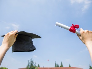 华中科技大学：我校一硕士坠亡 停止导师招生资格2年
