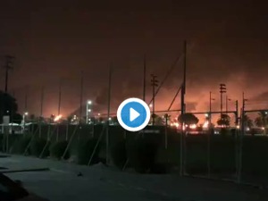 沙特石油公司两次遭无人机袭击发生爆炸，现场火光冲天