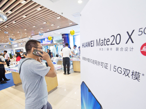 美官员满世界散布“华为威胁”，华春莹：各国该防的是思科和苹果