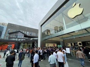 iPhone 11首发，3年后苹果店外又排起长龙！黄牛笑了：暗夜绿加价1000元