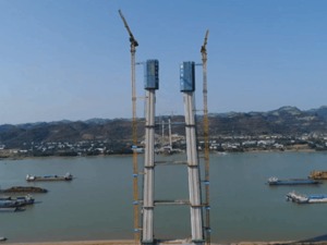 国内首个自主研制“空中造塔机”横空出世